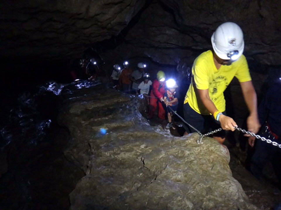 Cunardo - bambini in grotta