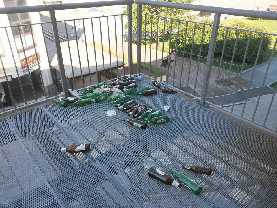 Degrado fuori dal teatro di Varese