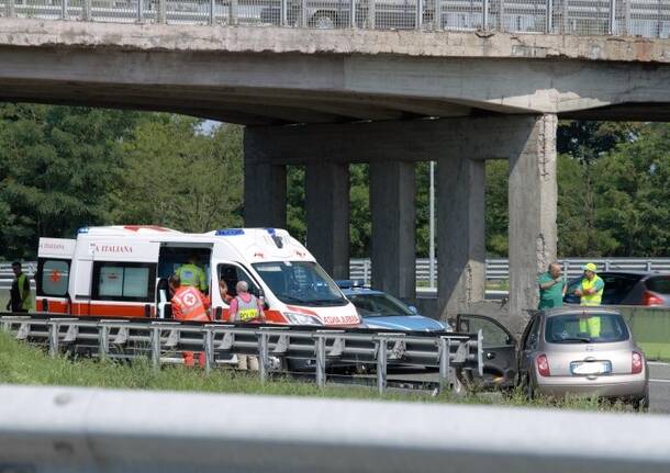 Auto si ribalta sulla A8