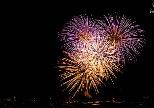 In vetta o al lago, lo spettacolo dei fuochi d'artificio