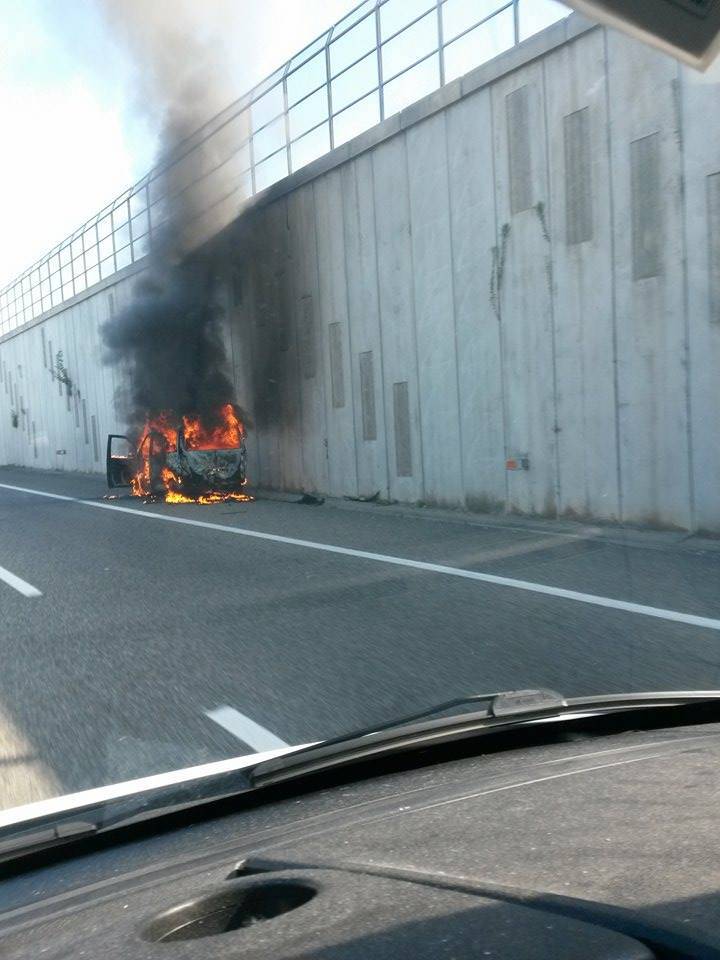 incendio auto superstrada 336