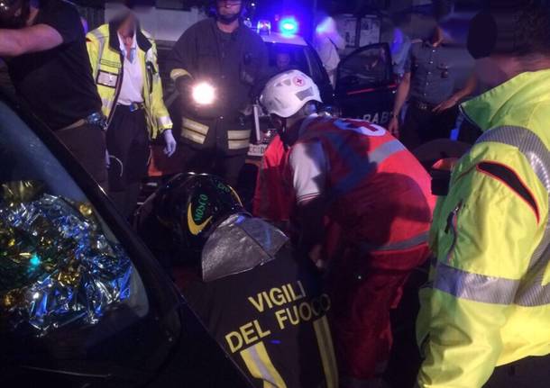 I Vigili del Fuoco liberano una donna dalle lamiere
