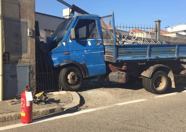 Camion contro casa