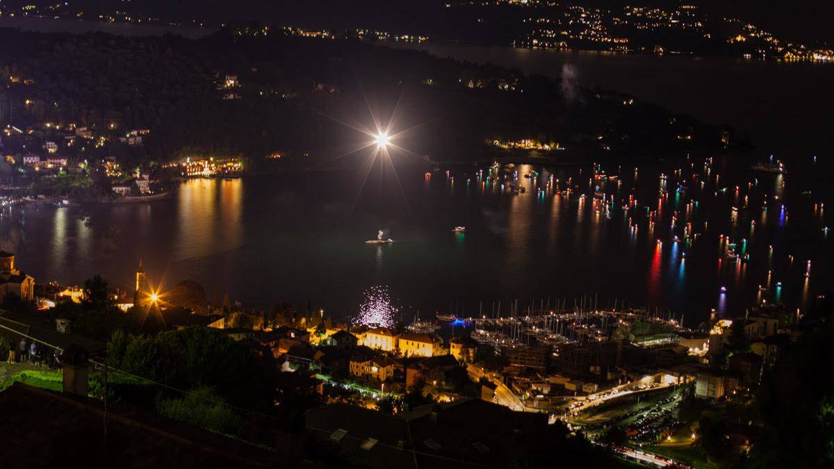 La baia illuminata dai fuochi d'artificio