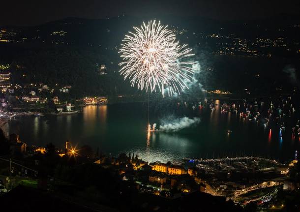 La baia di Laveno illuminata dai fuochi pitotecnici