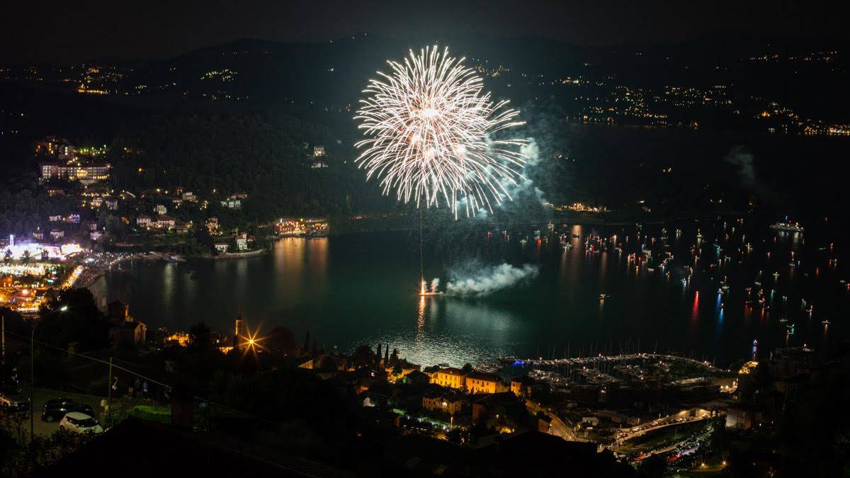 La baia illuminata dai fuochi d'artificio