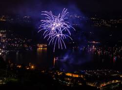 La baia illuminata dai fuochi d'artificio