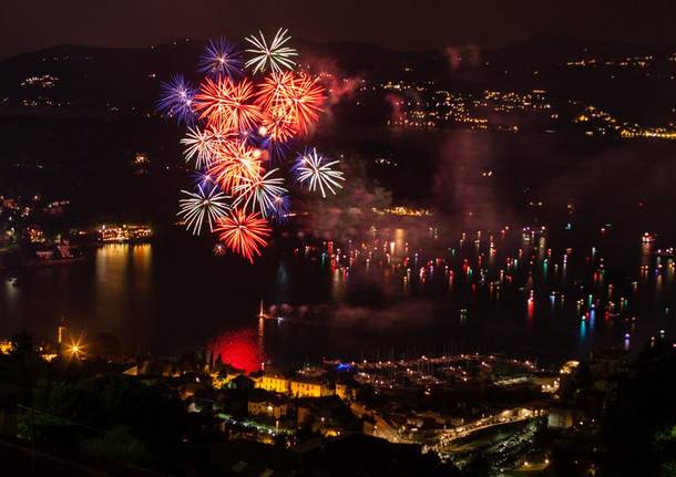 La baia illuminata dai fuochi d'artificio