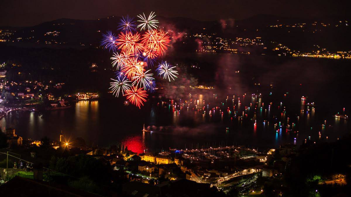 La baia illuminata dai fuochi d'artificio