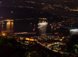 La baia illuminata dai fuochi d'artificio