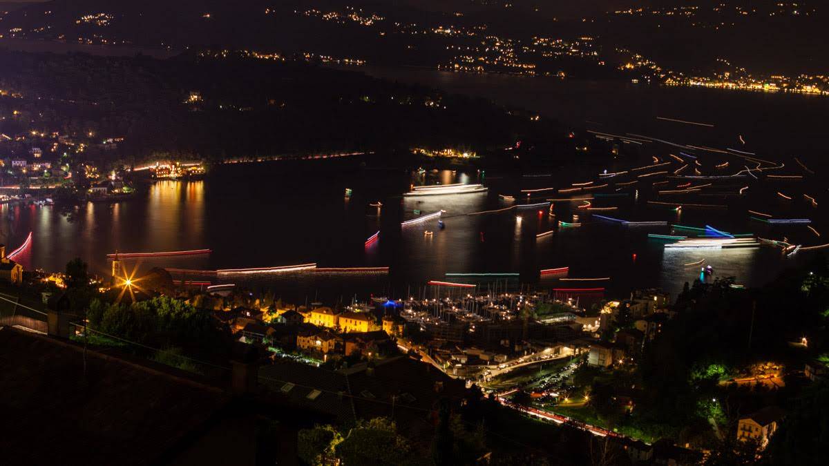 La baia illuminata dai fuochi d'artificio