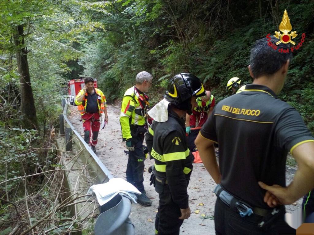 Precipita per 20 metri in una scarpata con la bici