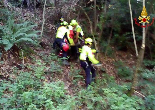 Precipita per 20 metri in una scarpata con la bici