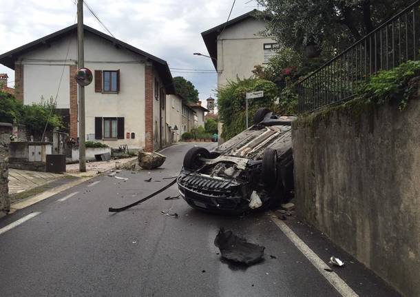 Auto si ribalta a Osmate