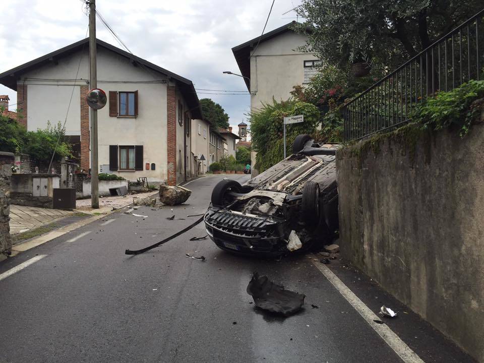 Ribaltamento automobile a Osmate