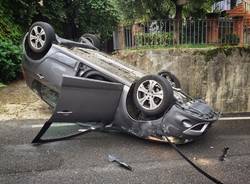 Ribaltamento automobile a Osmate