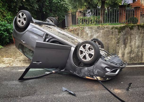Ribaltamento automobile a Osmate