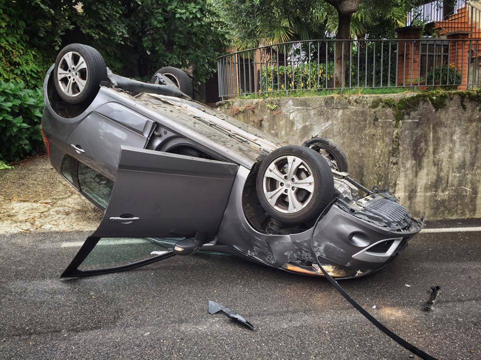 Ribaltamento automobile a Osmate