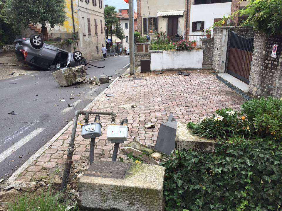 Ribaltamento automobile a Osmate