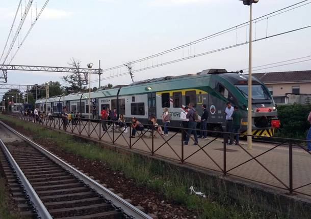 Stazione Vanzago pendolari ferrovia 