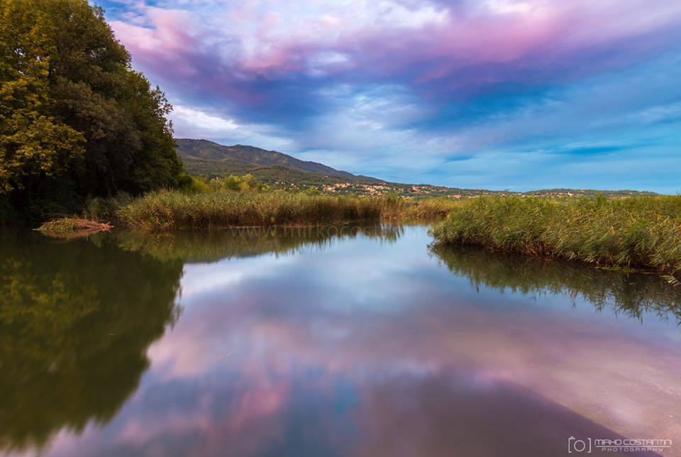 Tramonto dove fiume e lago si incontrano