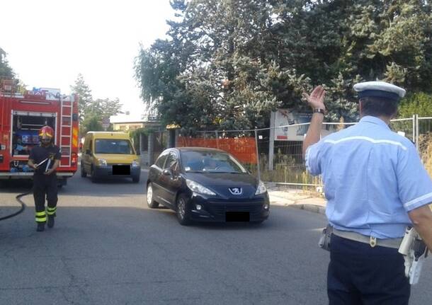 Auto in fiamme in via 29 Maggio a Legnano
