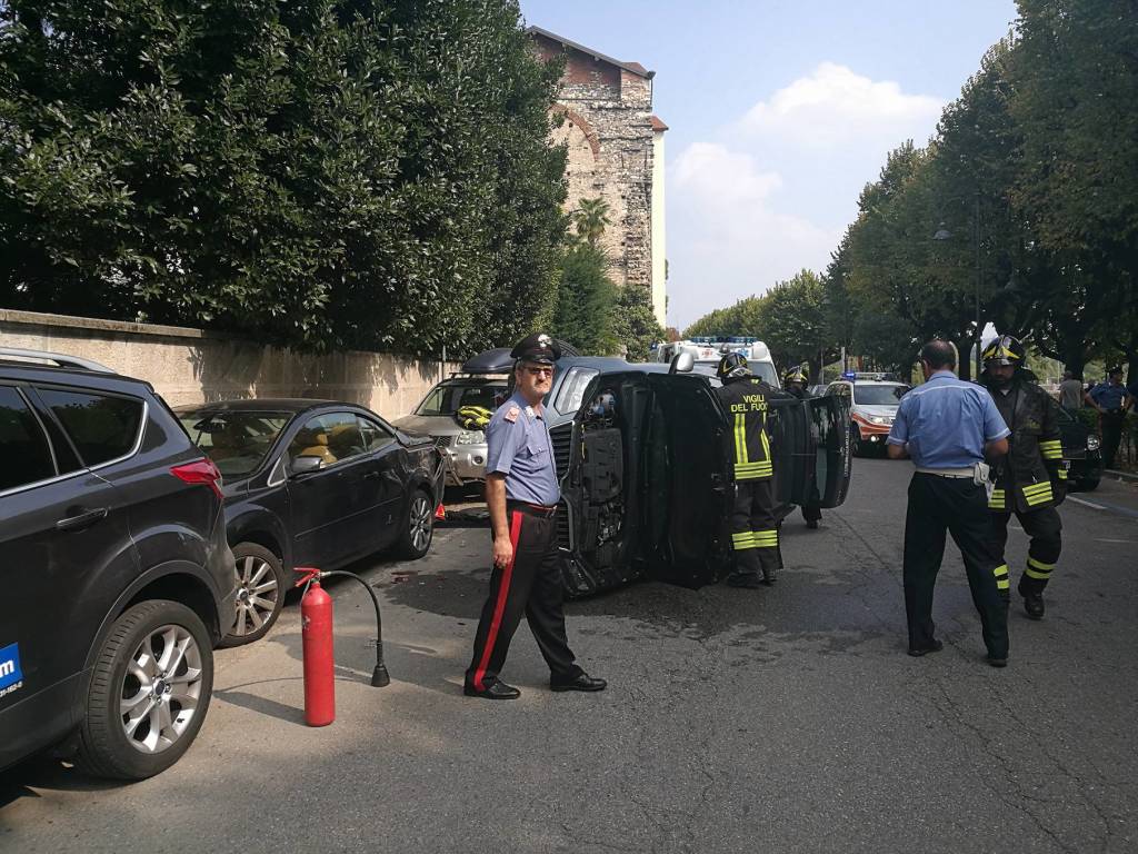 Angera, auto ribaltata sul lungolago