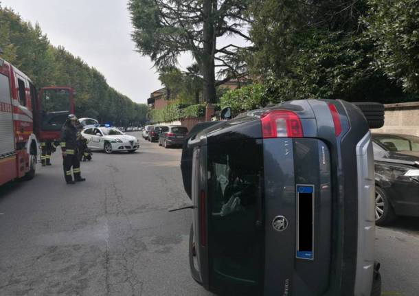 Angera, auto ribaltata sul lungolago