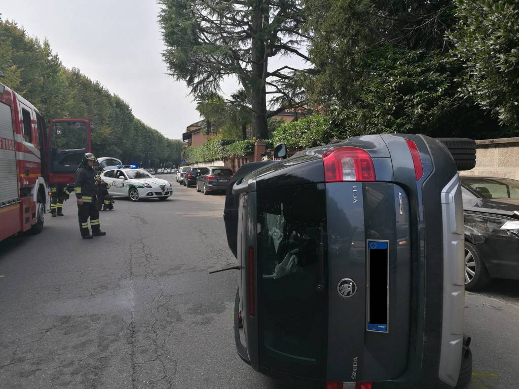 Angera, auto ribaltata sul lungolago