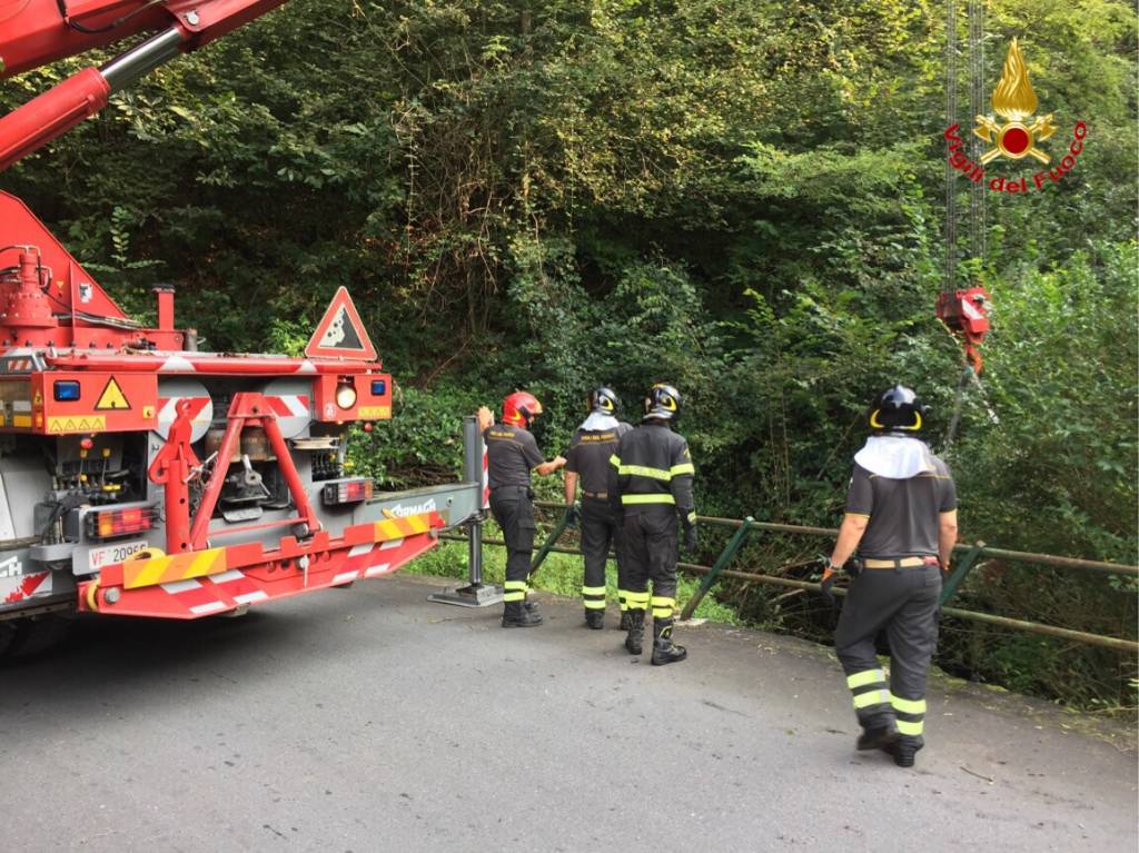 Auto fuori strada a Cremenaga