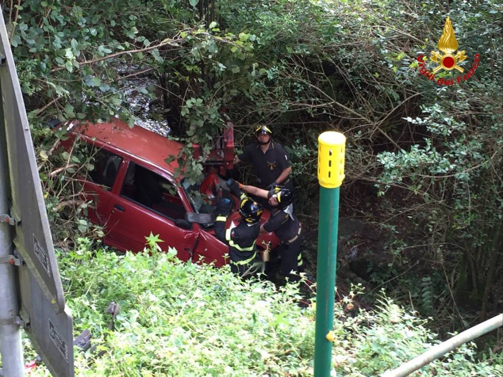 Auto fuori strada a Cremenaga