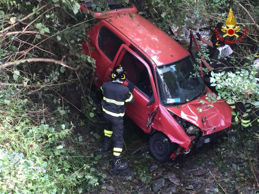 Auto fuori strada a Cremenaga