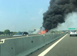 Auto in fiamme in autostrada