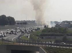 Auto in fiamme in autostrada