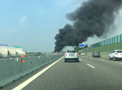 Auto in fiamme in autostrada