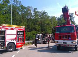 Camion ribaltato a mozzate