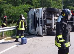 Camion ribaltato a mozzate