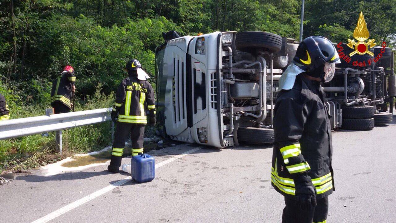 Camion ribaltato a mozzate