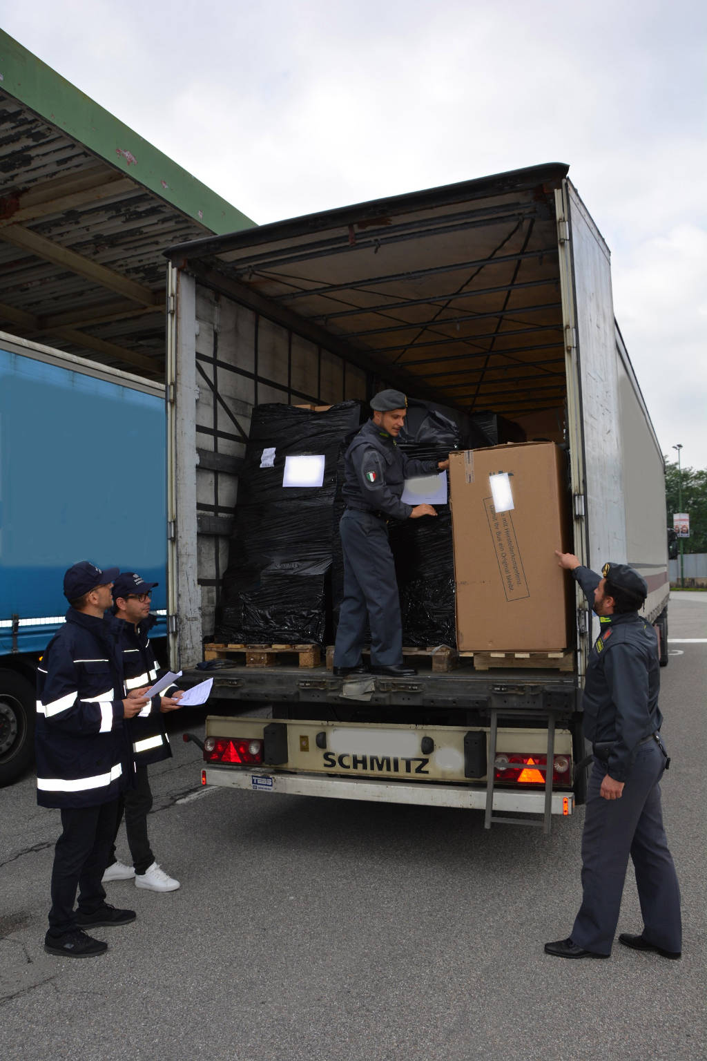 Contrabbando di bevande alcoliche: 887 bottiglie sequestrate in dogana