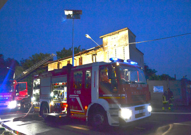 Fiamme in una casa abbandonata