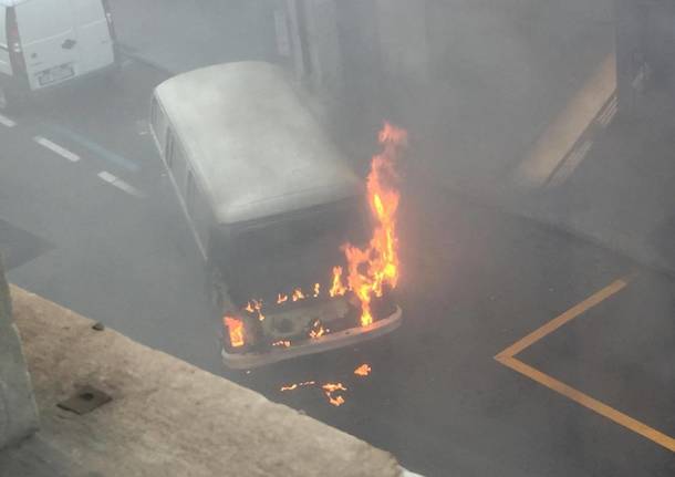 Furgoncino in fiamme in Piazza Cacciatori delle Alpi