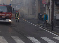 Furgoncino in fiamme in Piazza Cacciatori delle Alpi