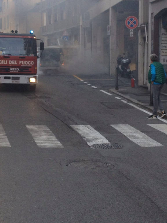 Furgoncino in fiamme in Piazza Cacciatori delle Alpi