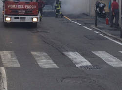 Furgoncino in fiamme in Piazza Cacciatori delle Alpi