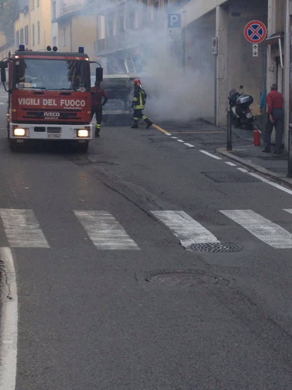 Furgoncino in fiamme in Piazza Cacciatori delle Alpi