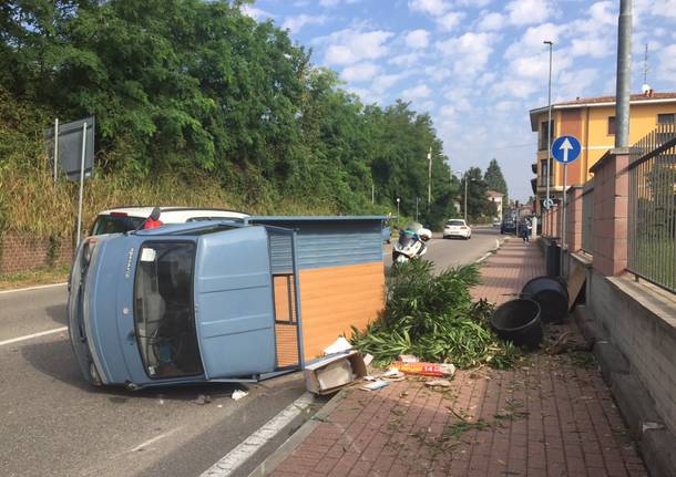 Camioncino ribaltato a Cavaria