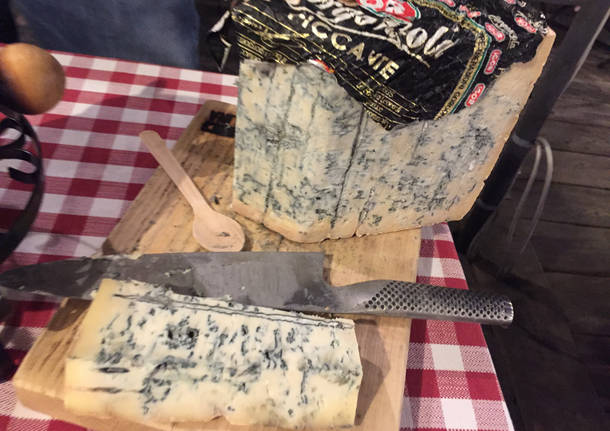 L'abbraccio sul lago tra il gorgonzola novarese e il salame varesino