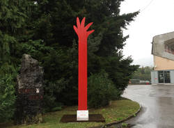 Mano tomaino scultura stadio Masnago Franco Ossola