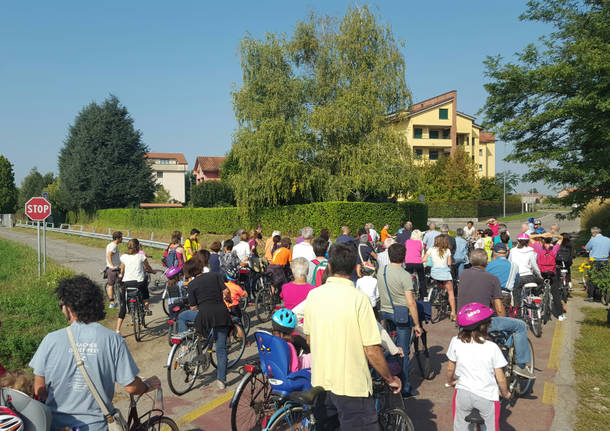 Pedalata e pulizia per una "green way" sulla ex Saronno-Seregno