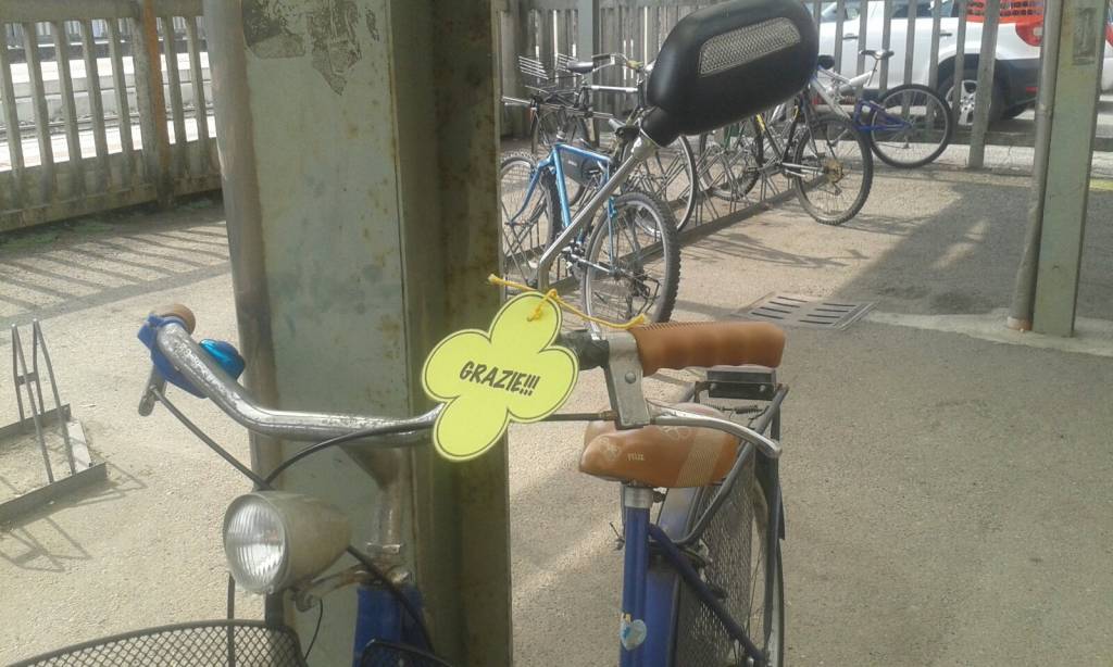 Sulle bici parcheggiate spunta un biglietto: "Grazie!"